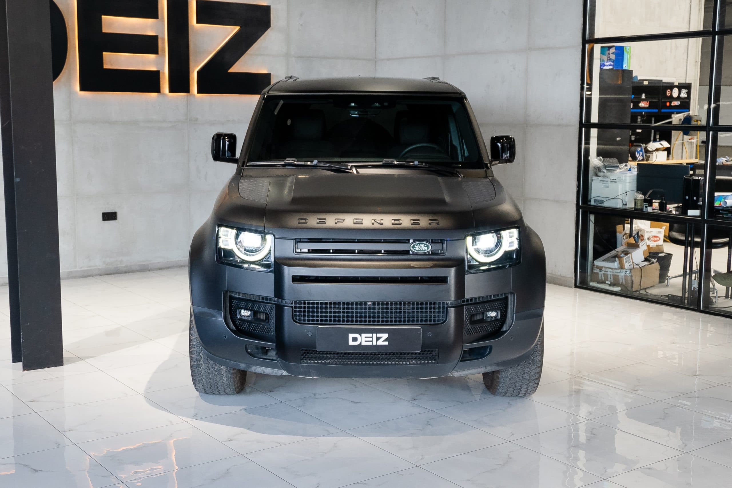 Land Rover Defender 2023
